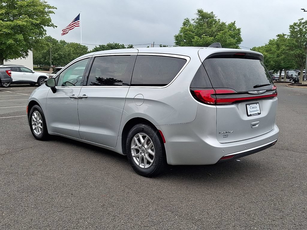 Used 2024 Chrysler Pacifica Touring-L FWD image 7