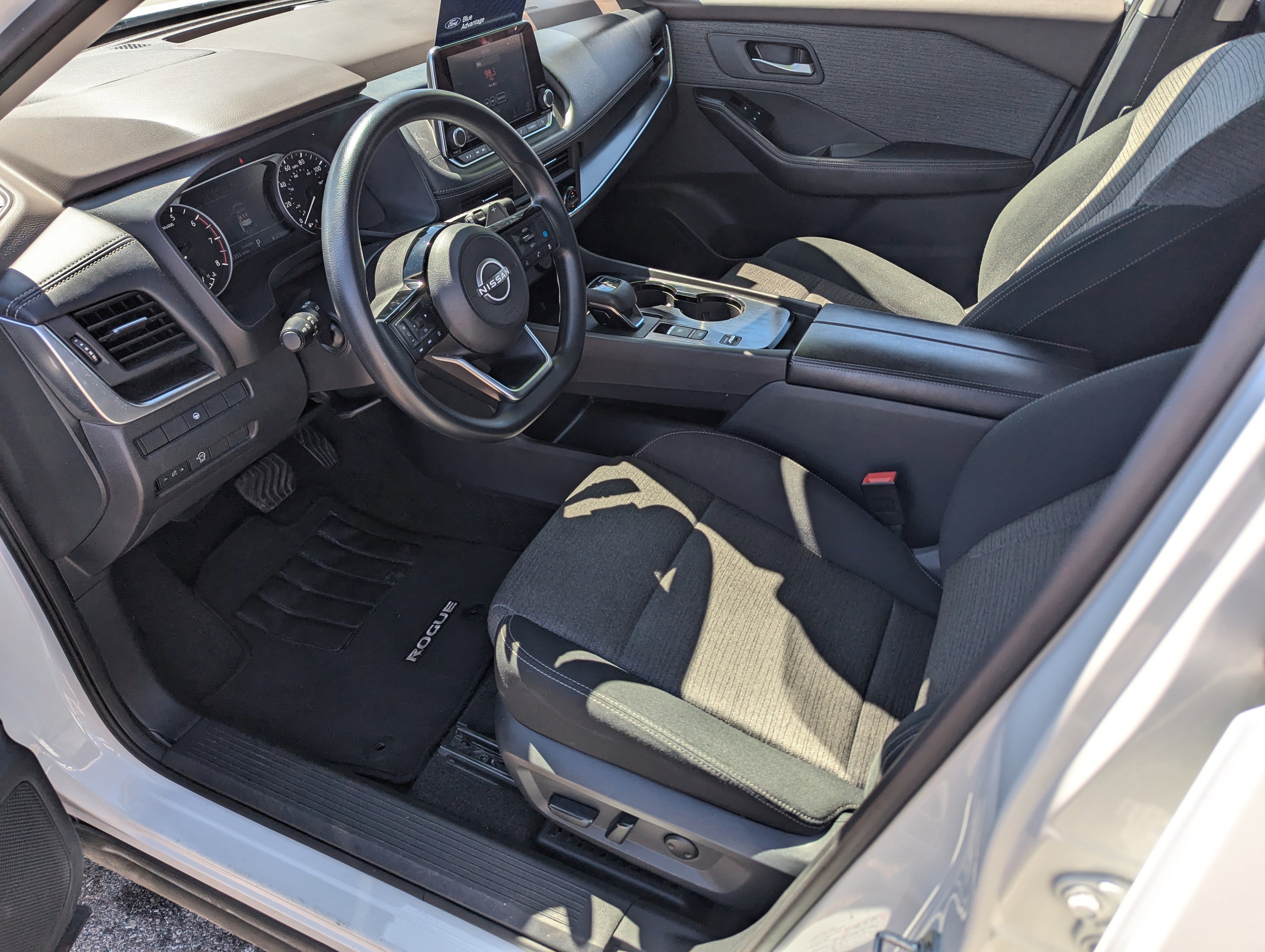 Used 2023 Nissan Rogue SV image 9