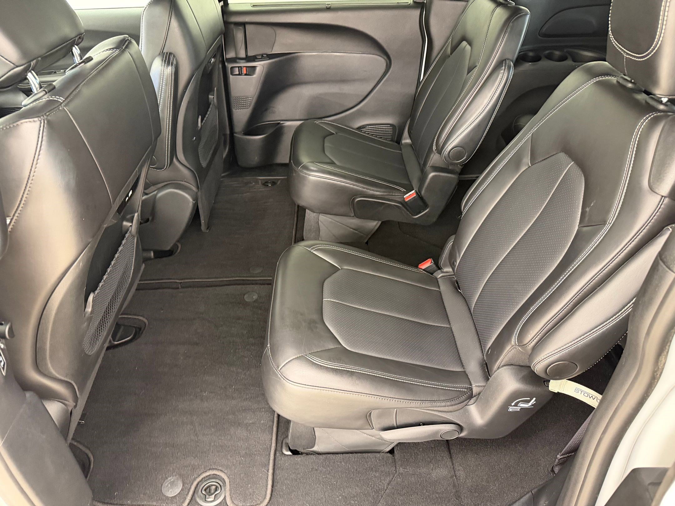 Used 2025 Chrysler Pacifica Select image 13