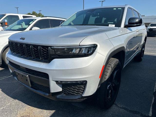 Used 2023 Jeep Grand Cherokee L Limited w/ Black Appearance Package AWD/4WD image 3