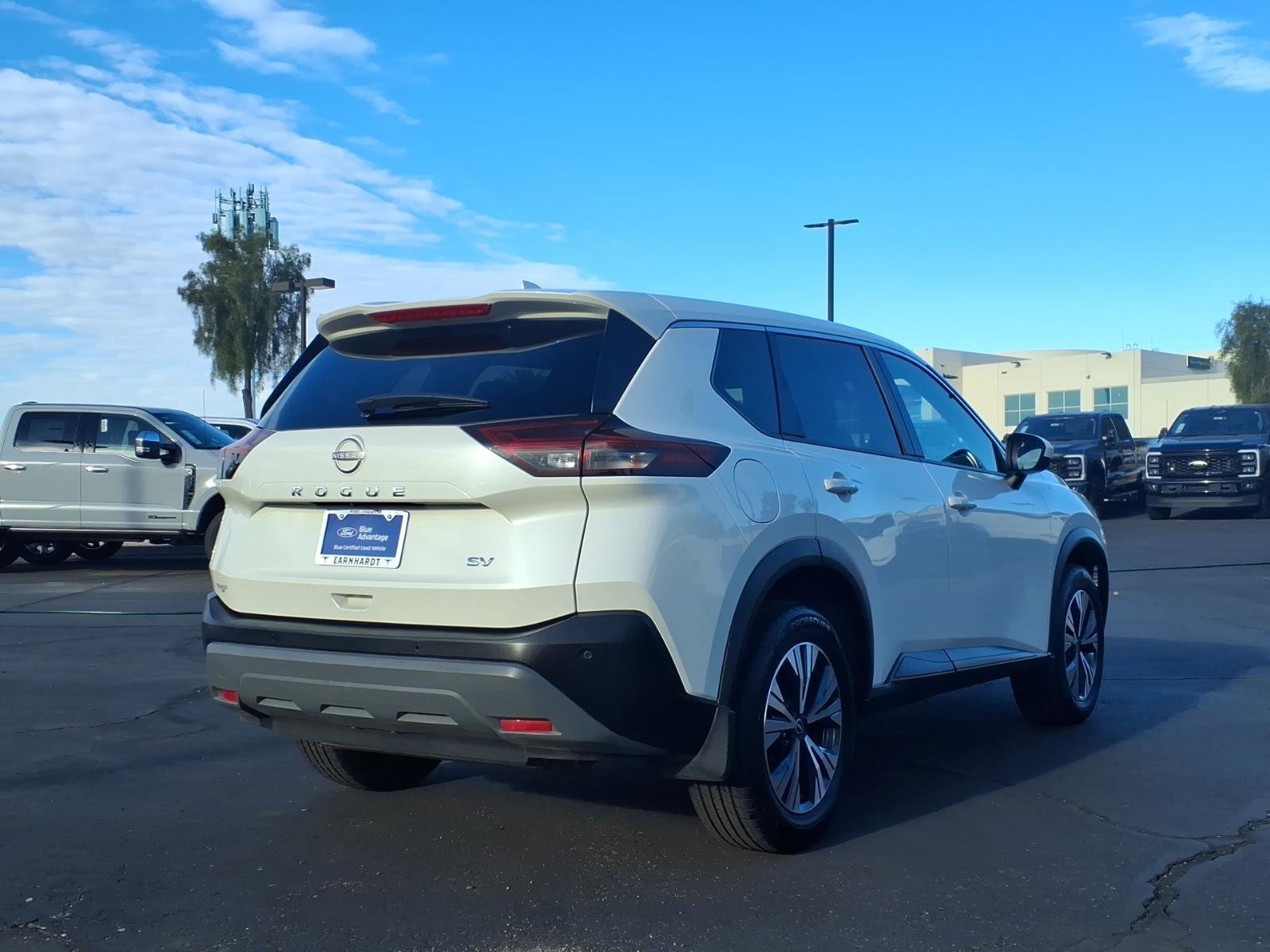 Used 2023 Nissan Rogue SV image 4