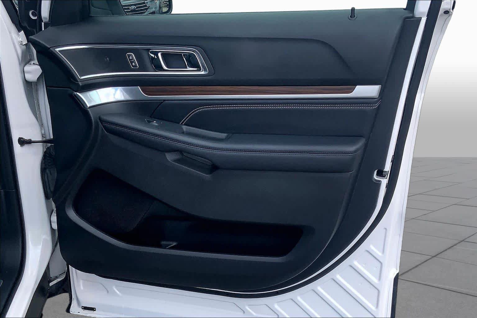 Certified 2018 Ford Explorer Limited w/ Equipment Group 301A FWD image 23