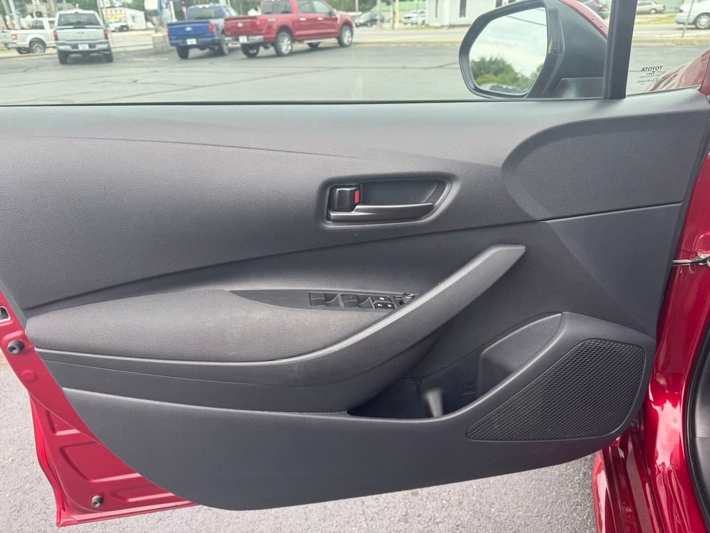 Used 2025 Toyota Corolla LE FWD image 2