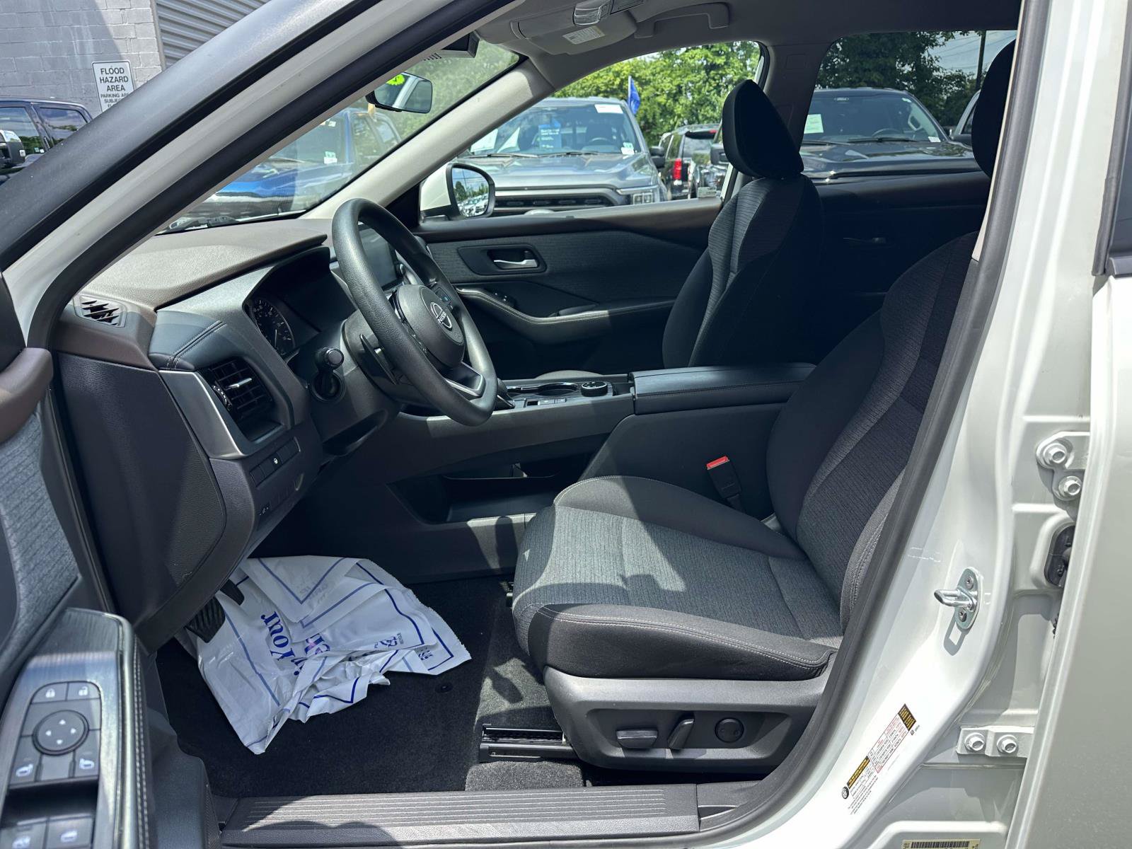 Used 2022 Nissan Rogue SV AWD/4WD image 17