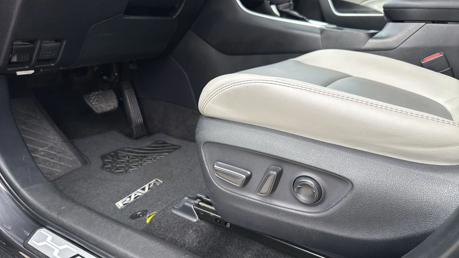 Used 2024 Toyota RAV4 XLE Premium image 11