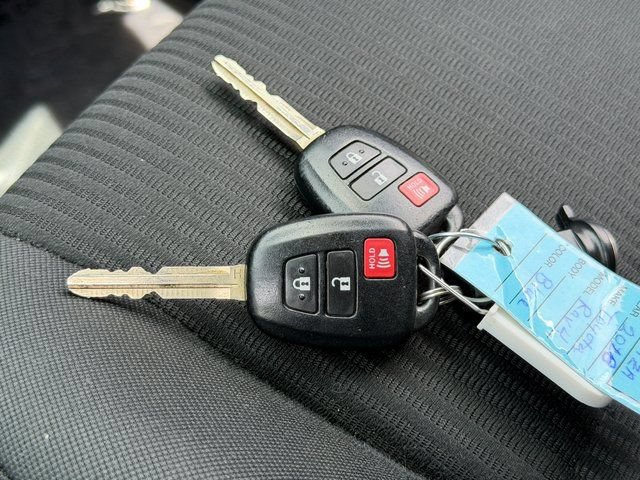 Used 2018 Toyota RAV4 LE FWD image 40
