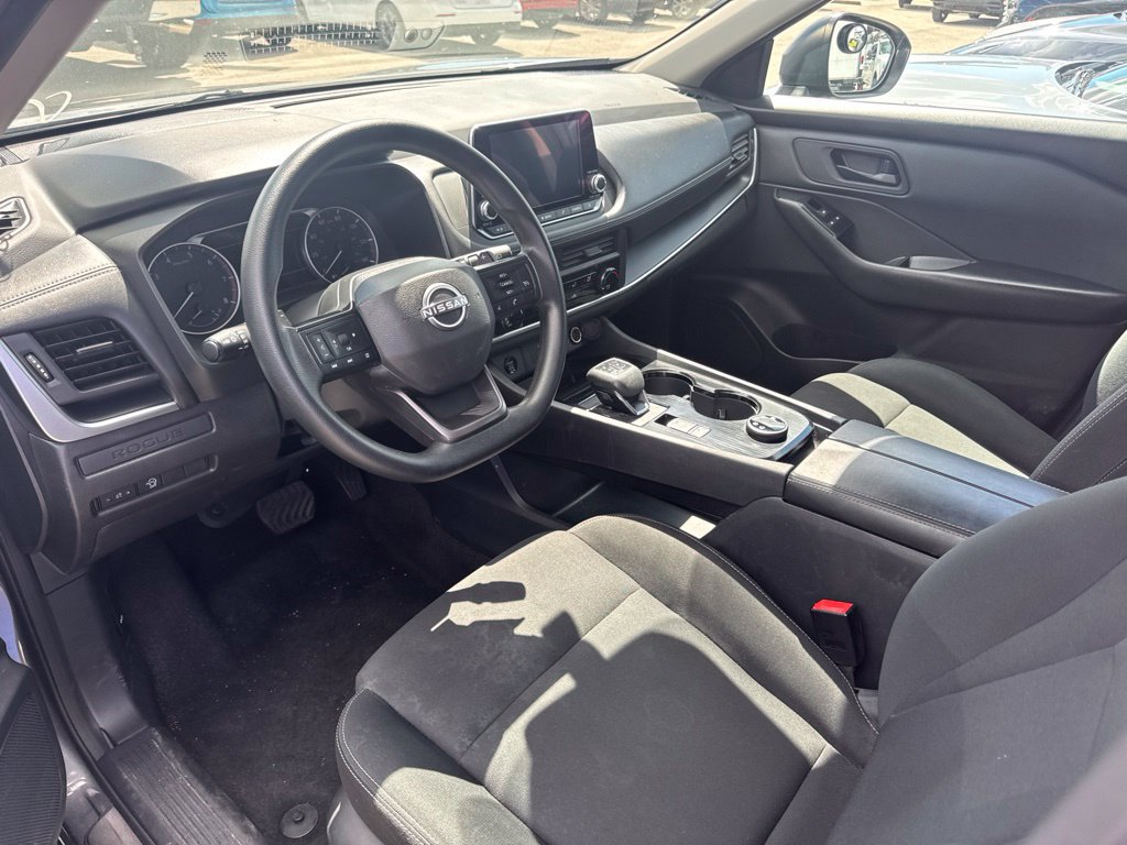 Used 2025 Nissan Rogue S AWD/4WD image 2