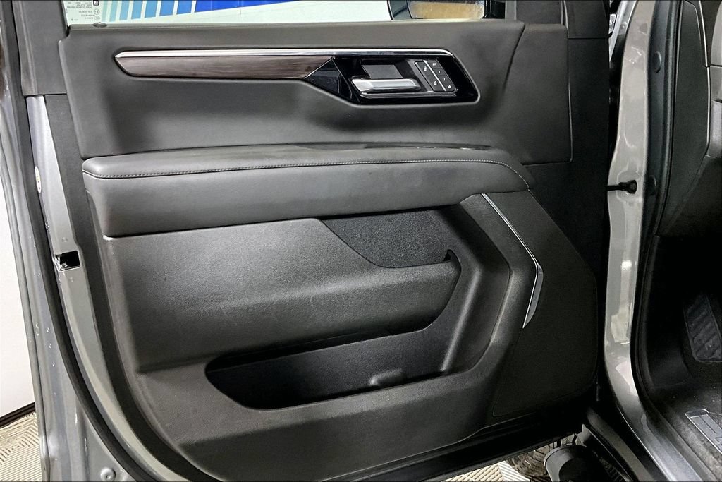 Used 2025 Chevrolet Suburban Z71 AWD/4WD image 18