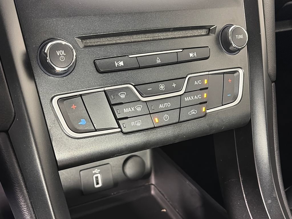 Certified 2018 Ford Fusion SE w/ Equipment Group 201A FWD image 21