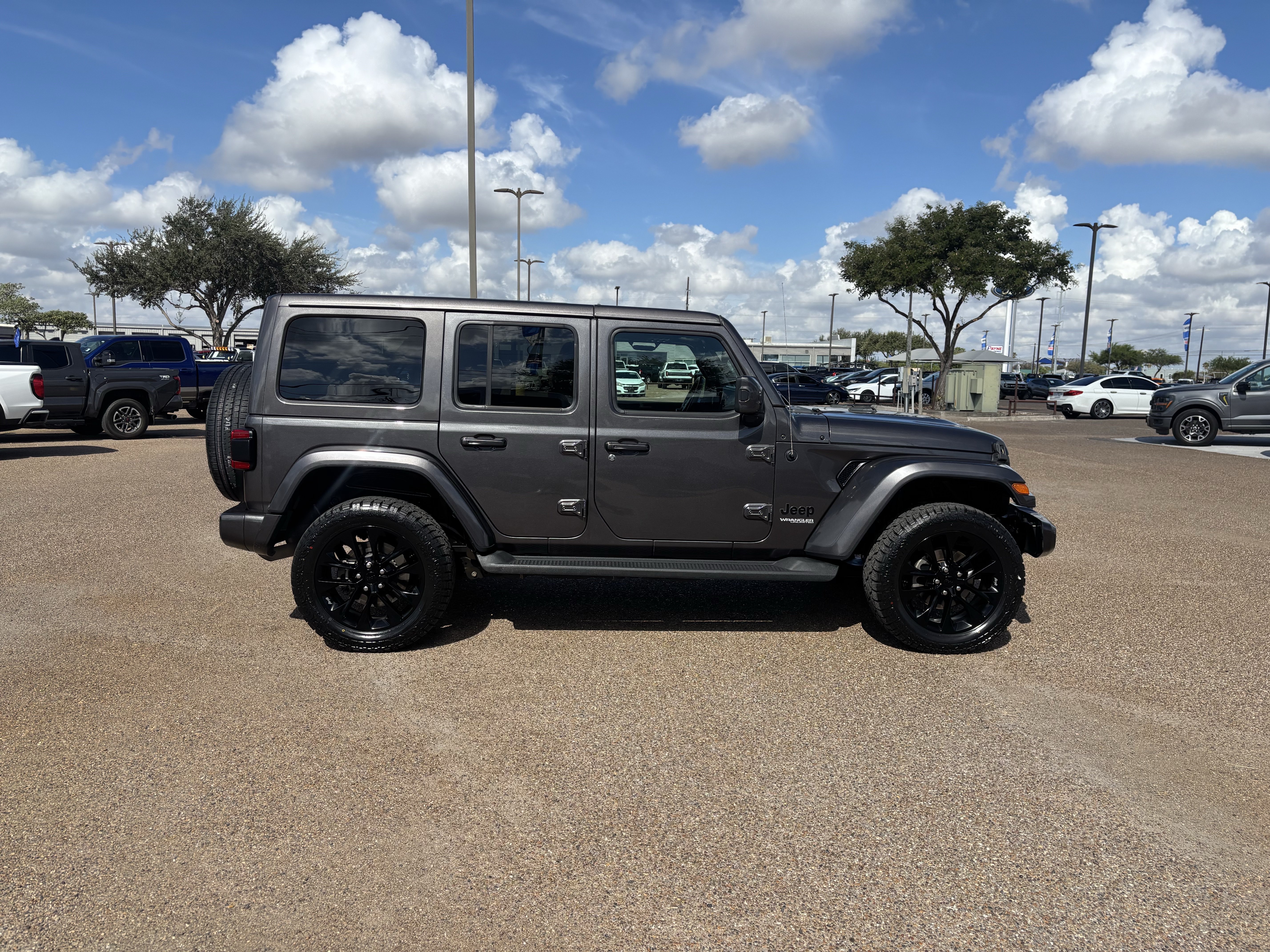 Used 2021 Jeep Wrangler Unlimited Sahara AWD/4WD image 5