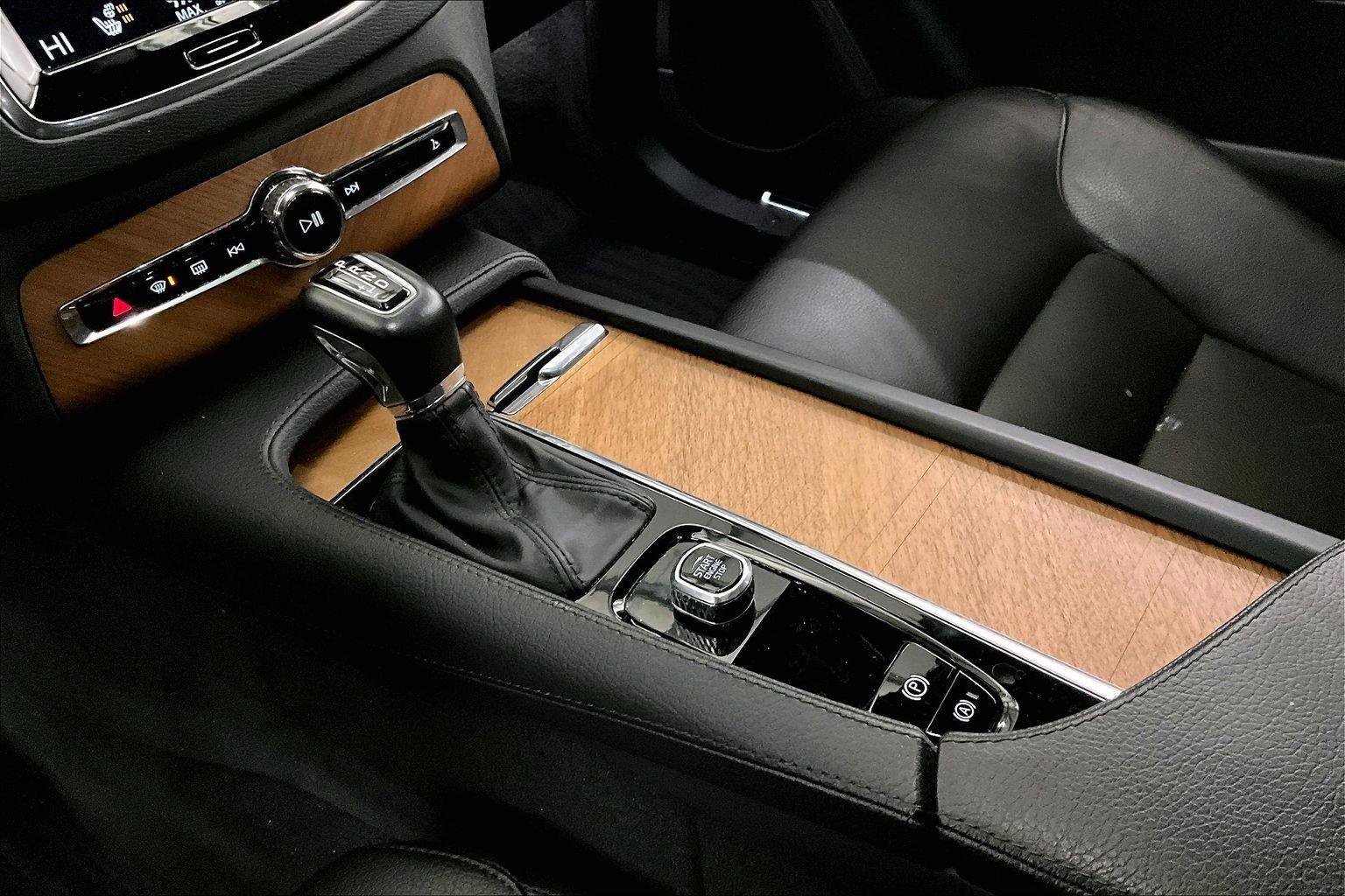 Used 2022 Volvo XC90 T6 Momentum w/ Advanced Package image 16