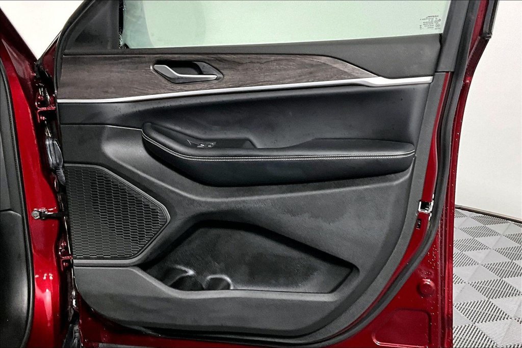 Used 2023 Jeep Grand Cherokee Limited RWD image 24