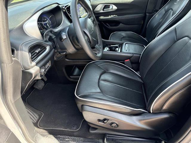 Used 2025 Chrysler Pacifica Limited FWD image 14