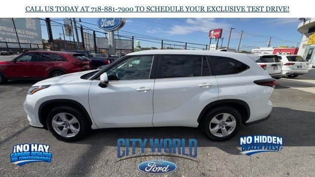 Used 2024 Toyota Highlander LE FWD image 2