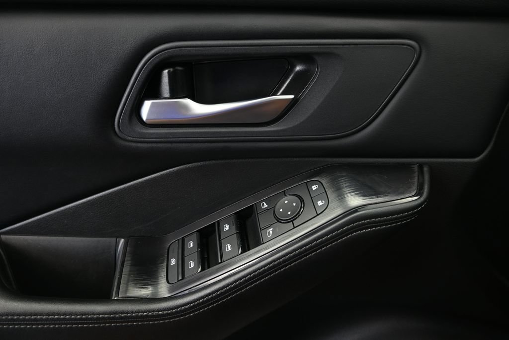 Used 2025 Nissan Rogue SV FWD image 23