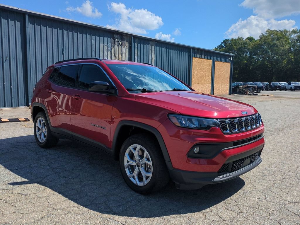 Used 2025 Jeep Compass Latitude AWD/4WD image 3