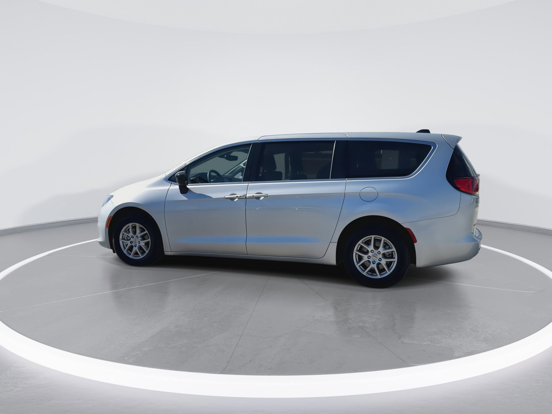 Used 2024 Chrysler Voyager LX image 8