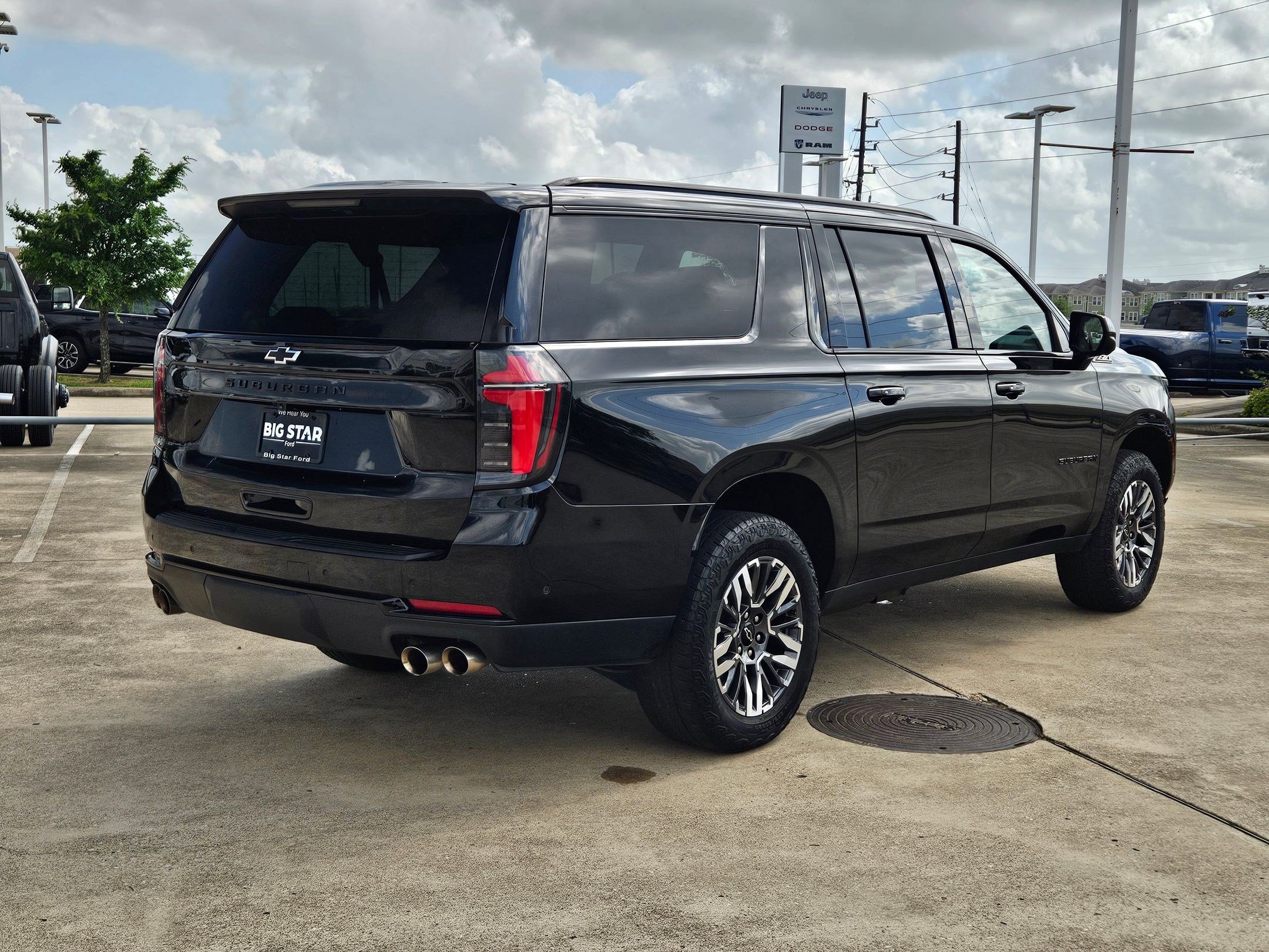 Used 2025 Chevrolet Suburban Z71 AWD/4WD image 3