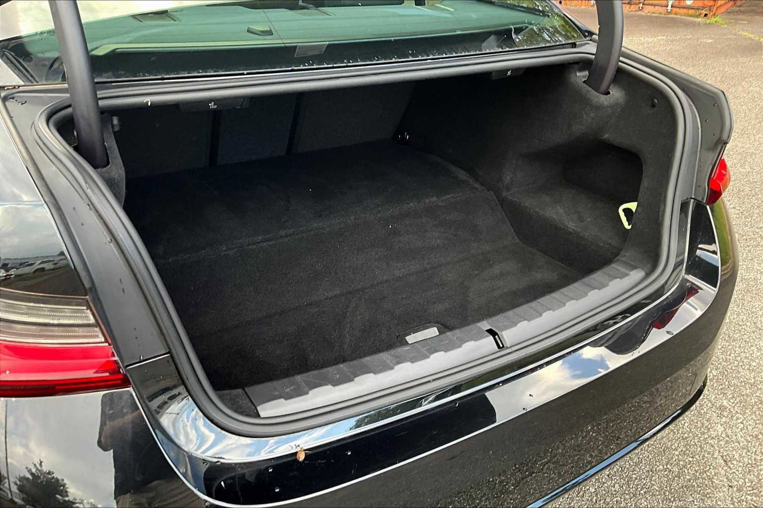 Used 2024 BMW 330e w/ Convenience Package image 32