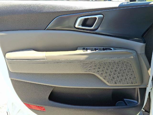 Used 2025 Kia Carnival FWD image 13