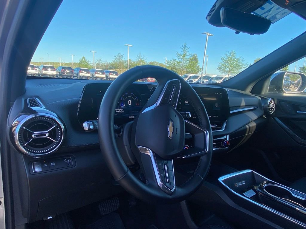 Used 2025 Chevrolet Equinox LT w/ Convenience Package II image 9