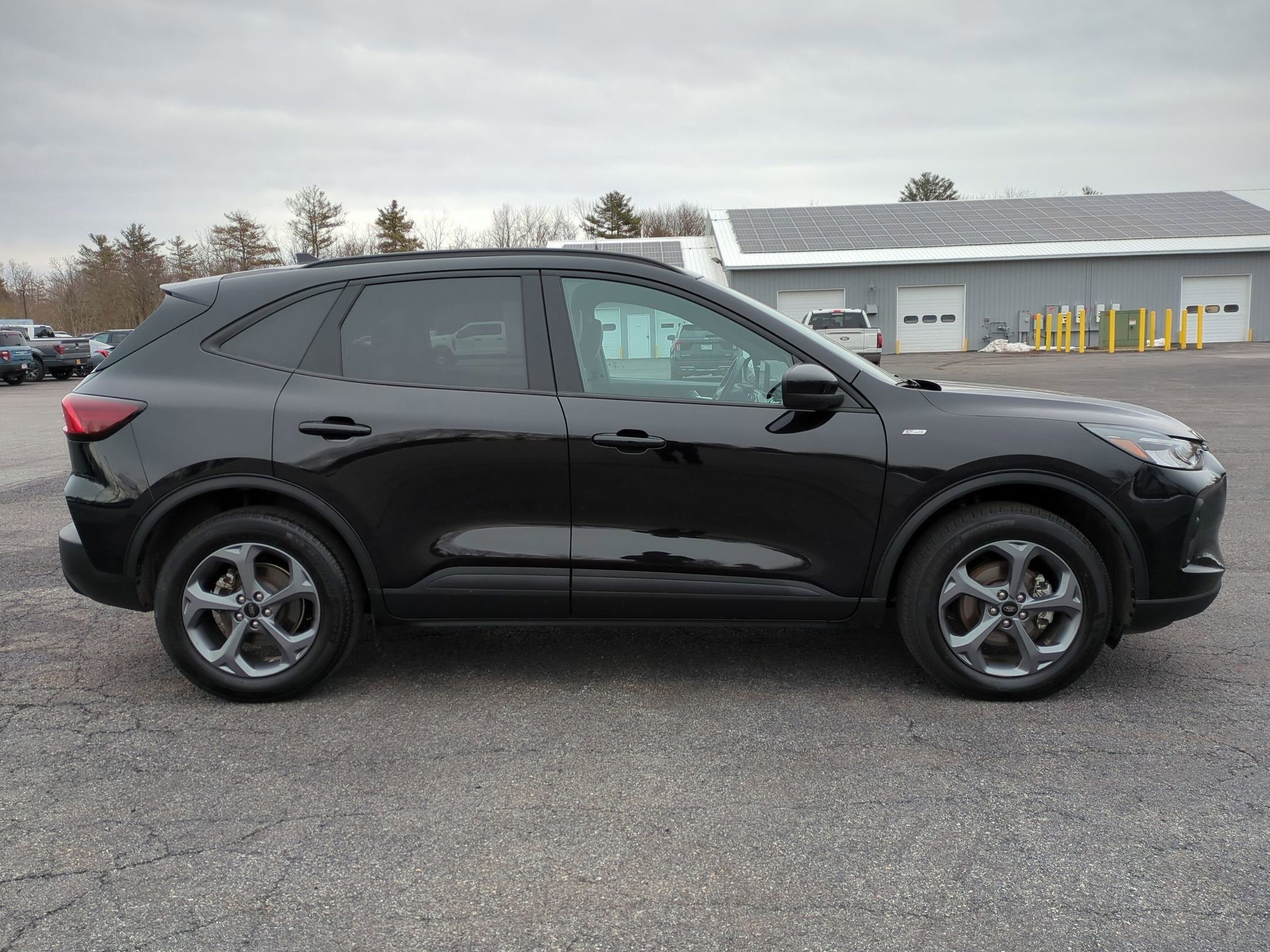 Certified 2025 Ford Escape ST-Line Select AWD/4WD image 4