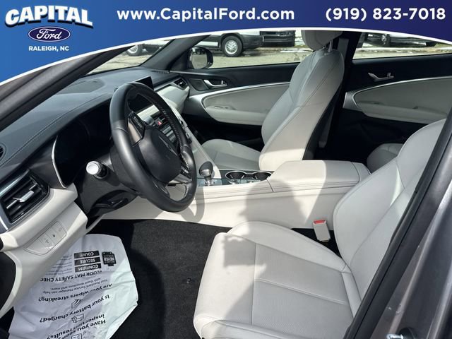 Used 2025 Genesis G70 2.5T image 17