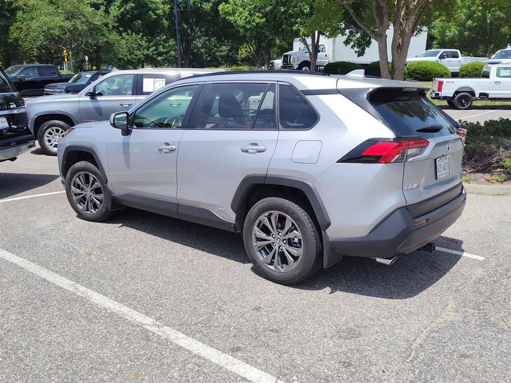 Used 2022 Toyota RAV4 XLE Premium AWD/4WD image 4