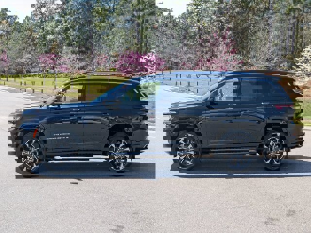 Used 2023 Jeep Grand Cherokee L Overland w/ Luxury Tech Group IV image 3