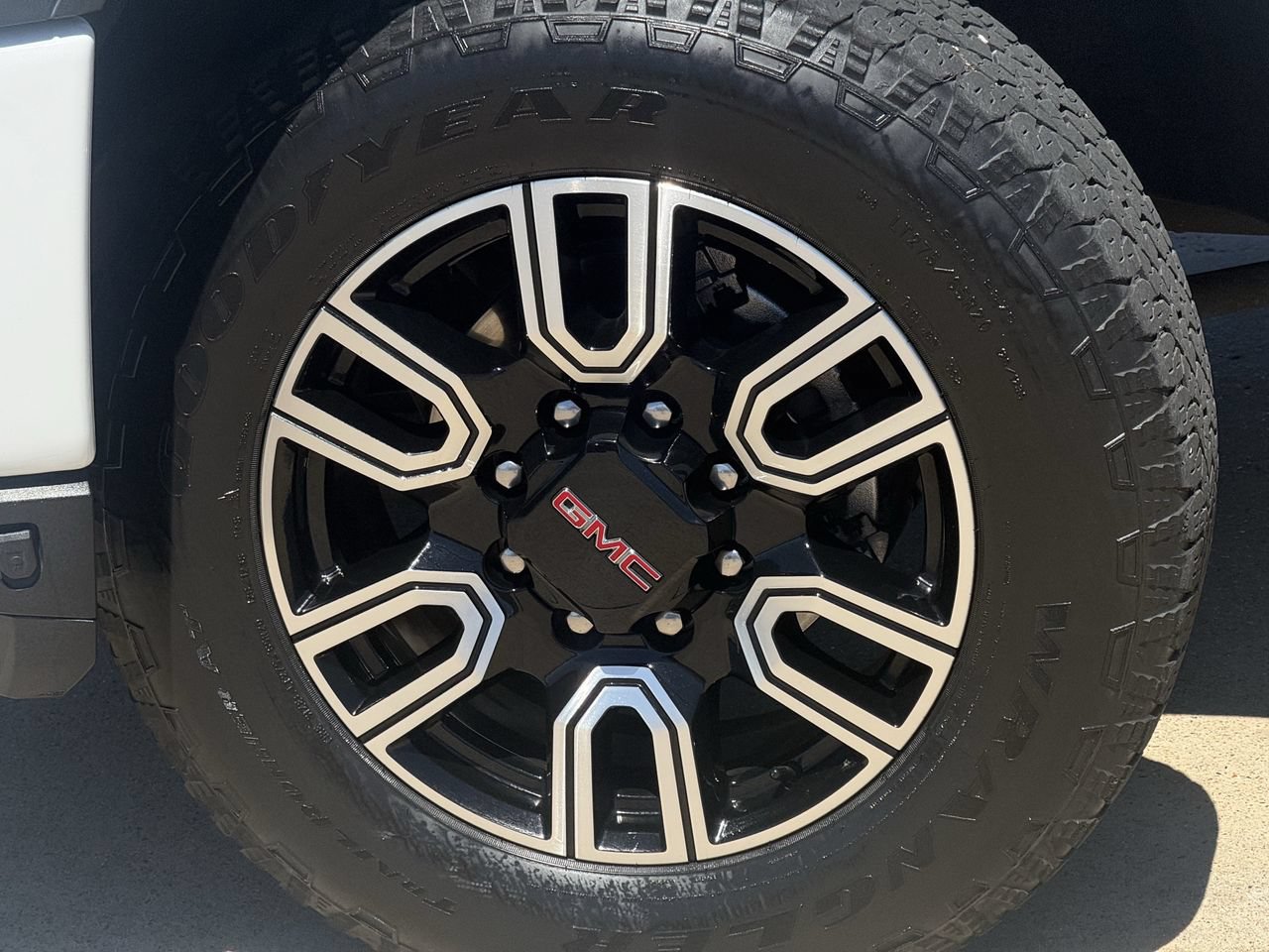 Used 2021 GMC Sierra 2500 AT4 w/ AT4 Premium Plus Package AWD/4WD image 8