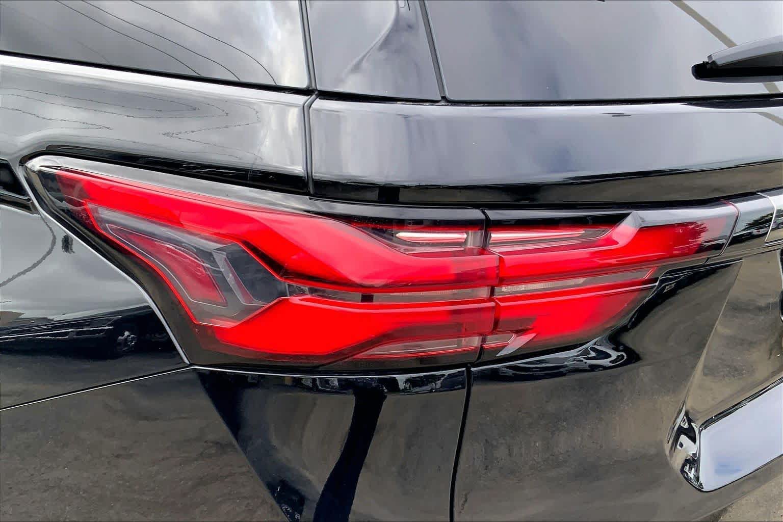 Used 2023 Chevrolet Traverse RS FWD image 25