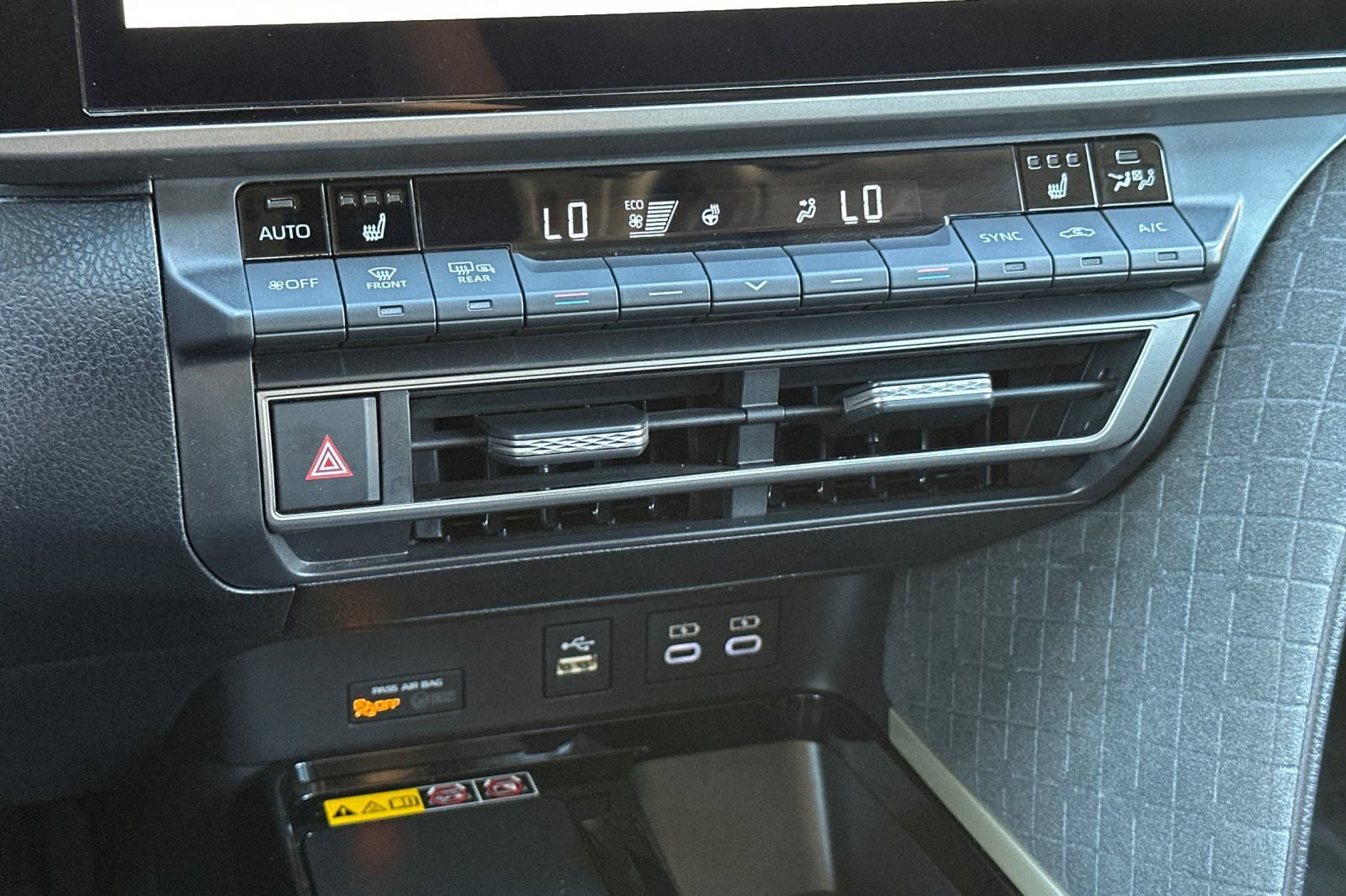 Used 2025 Toyota Camry XLE AWD/4WD image 30