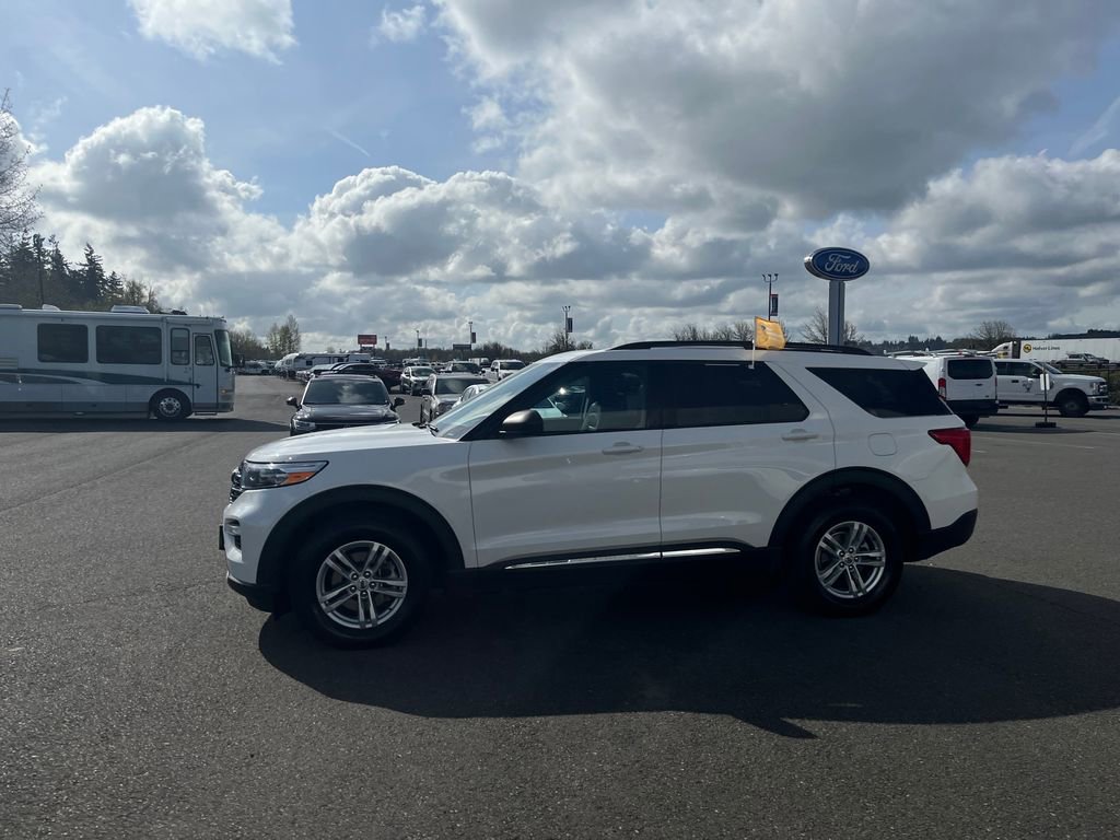 Certified 2024 Ford Explorer XLT w/ Equipment Group 202A AWD/4WD image 3