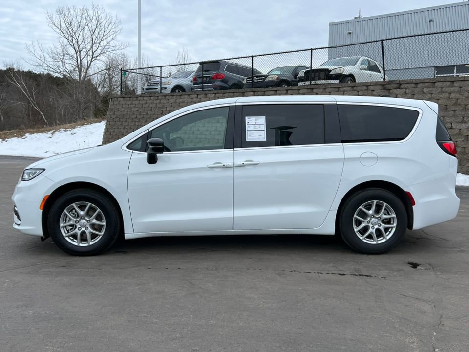 Used 2026 Chrysler Pacifica Select image 5