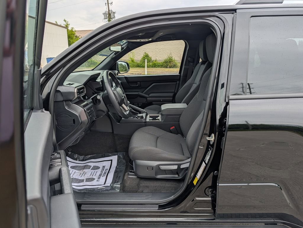 Used 2025 Toyota 4Runner SR5 AWD/4WD image 18
