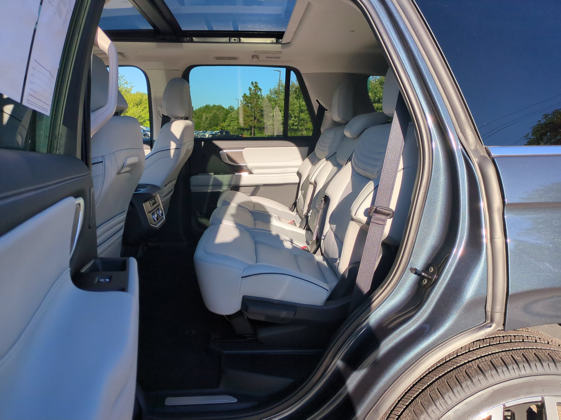 Certified 2025 Ford Expedition Platinum w/ Platinum Ultimate Package AWD/4WD image 28
