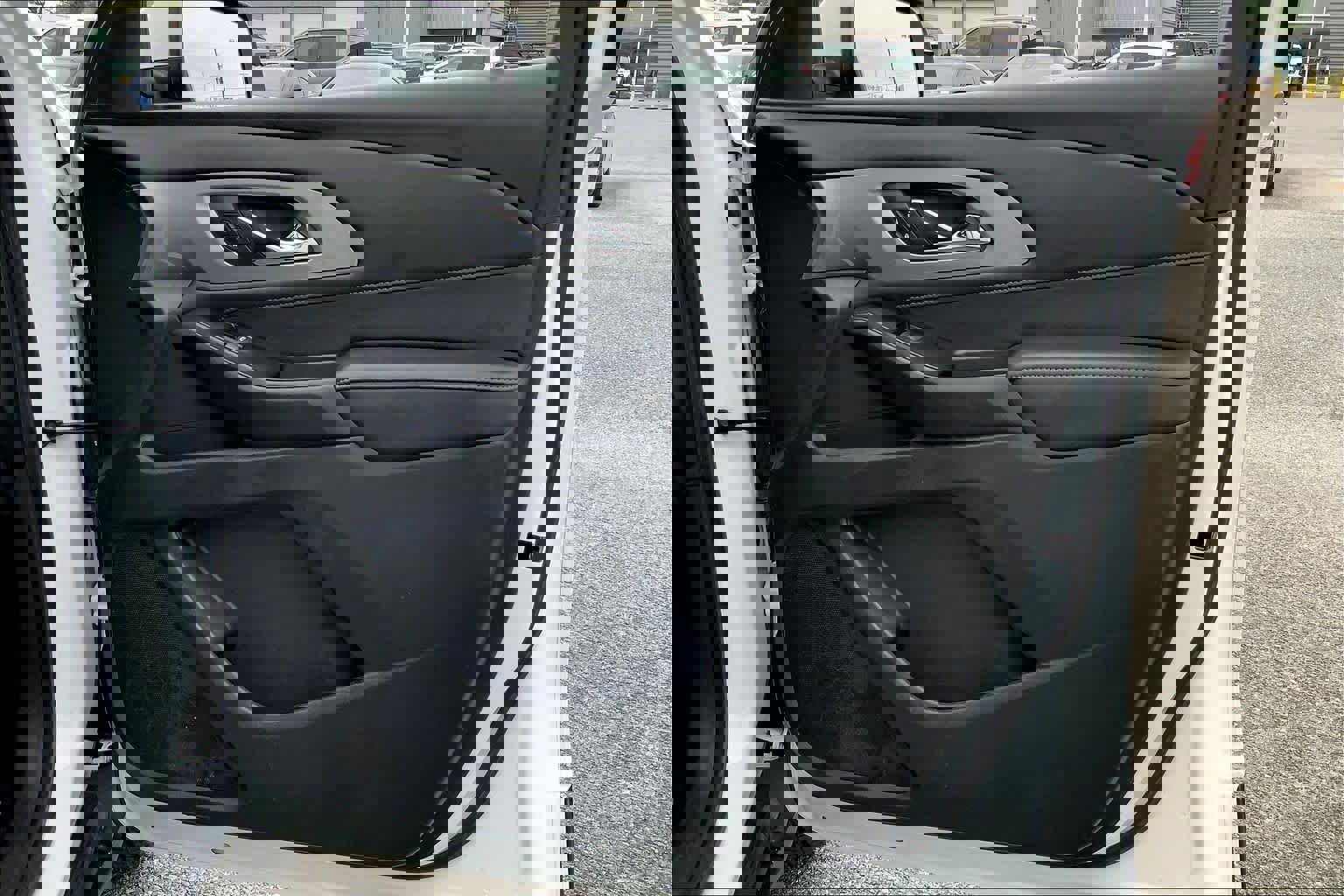 Used 2023 Chevrolet Traverse LT w/ Rear Camera Mirror Package image 22