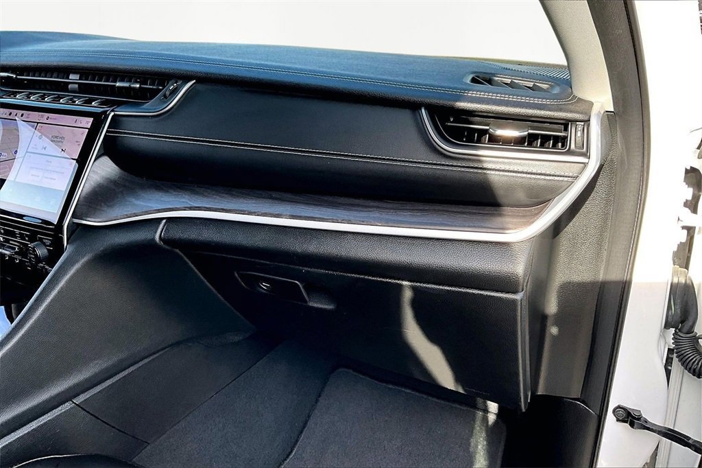 Used 2023 Jeep Grand Cherokee Limited image 17