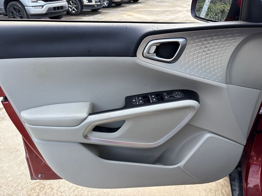 Used 2022 Kia Soul LX image 15