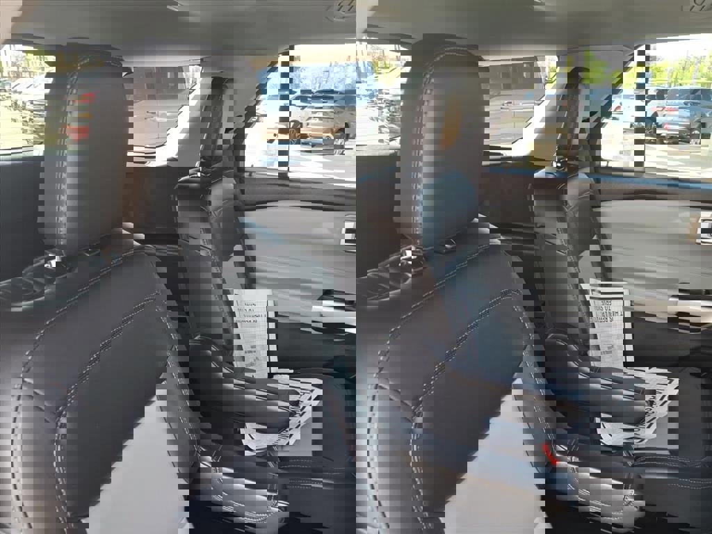 Certified 2022 Ford Explorer XLT w/ Equipment Group 202A image 15