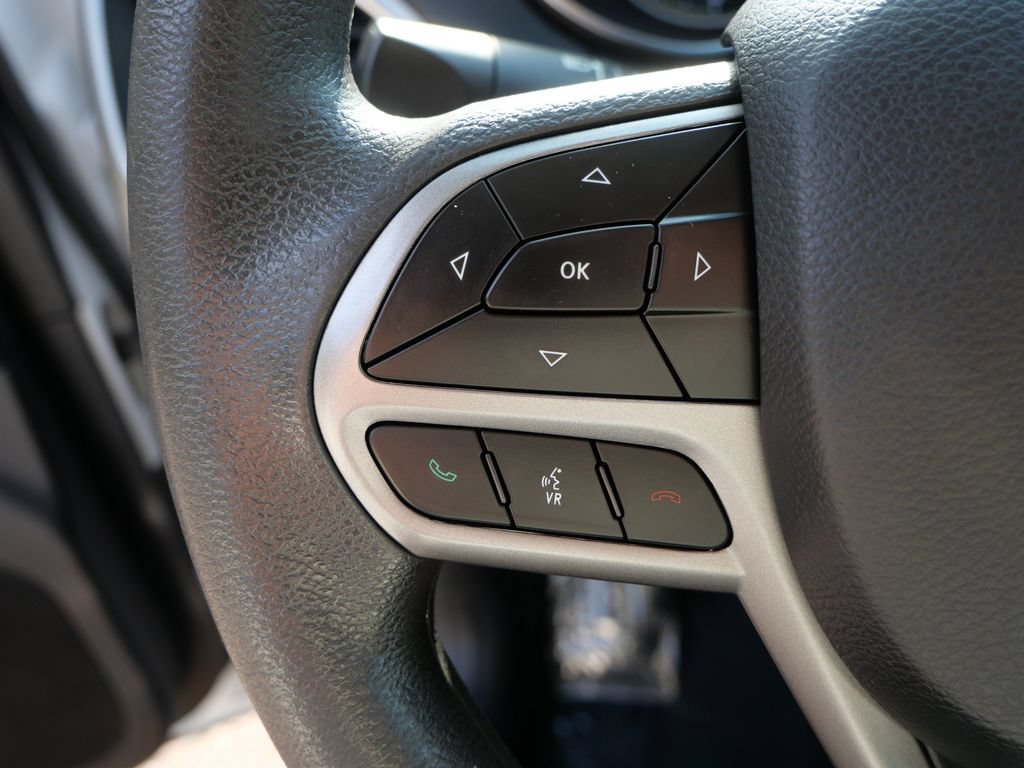 Used 2020 Jeep Cherokee Latitude w/ Safety Group AWD/4WD image 18