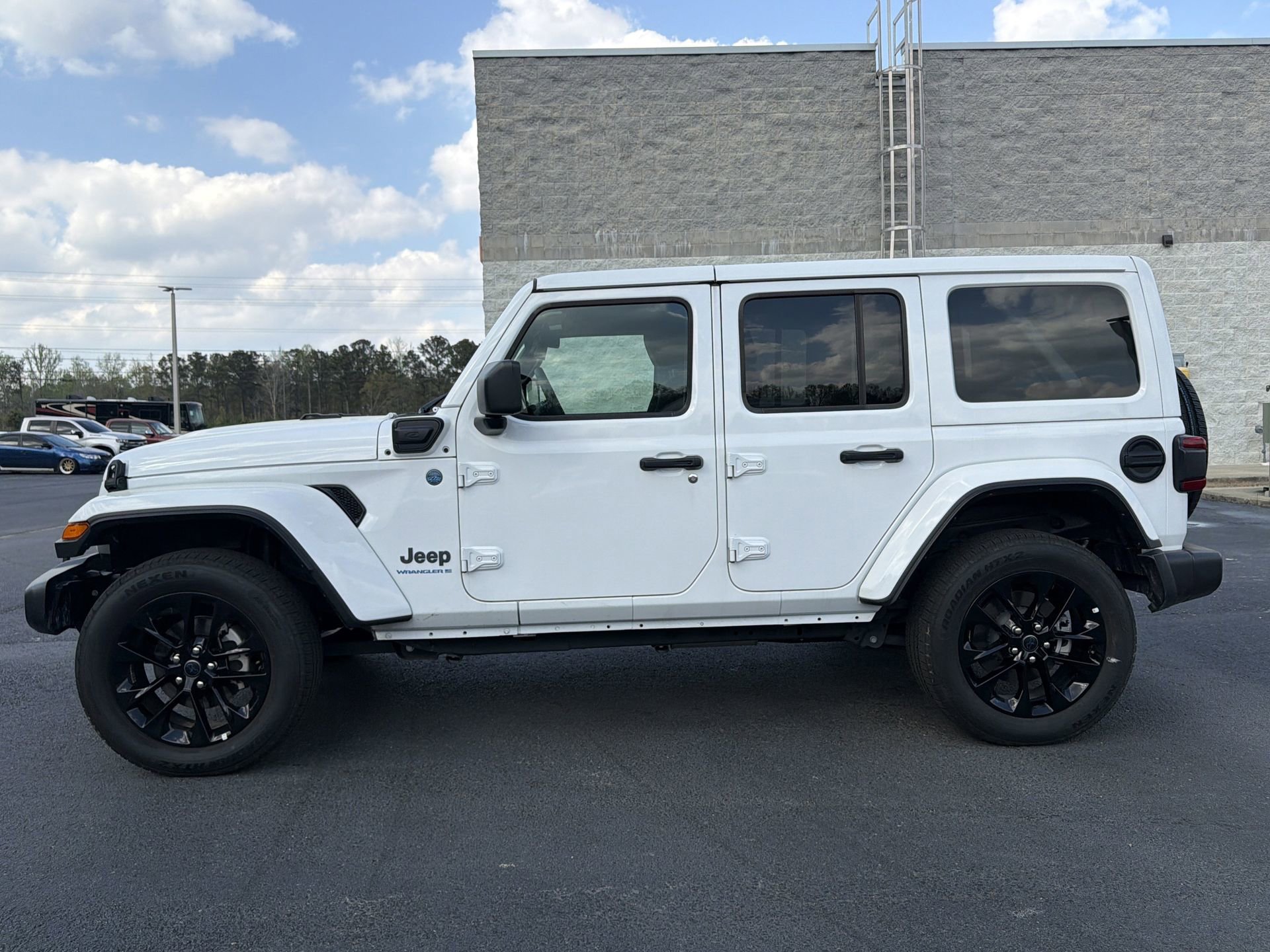 Used 2025 Jeep Wrangler Unlimited Sahara w/ Safety Group image 2