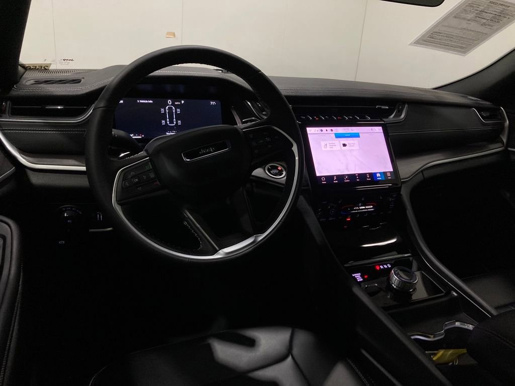 Used 2025 Jeep Grand Cherokee L Limited w/ Black Appearance Package image 16