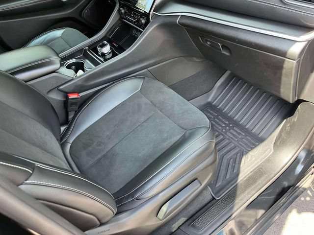 Used 2025 Jeep Grand Cherokee Altitude AWD/4WD image 24