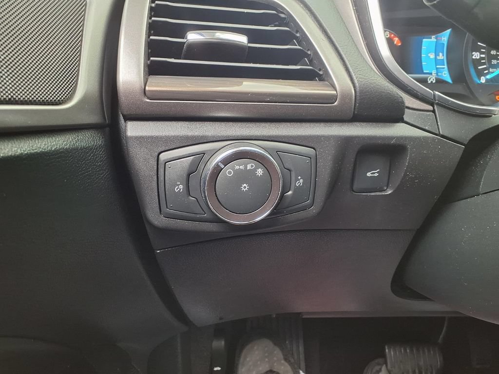 Certified 2018 Ford Fusion SE w/ Fusion SE Technology Package FWD image 21