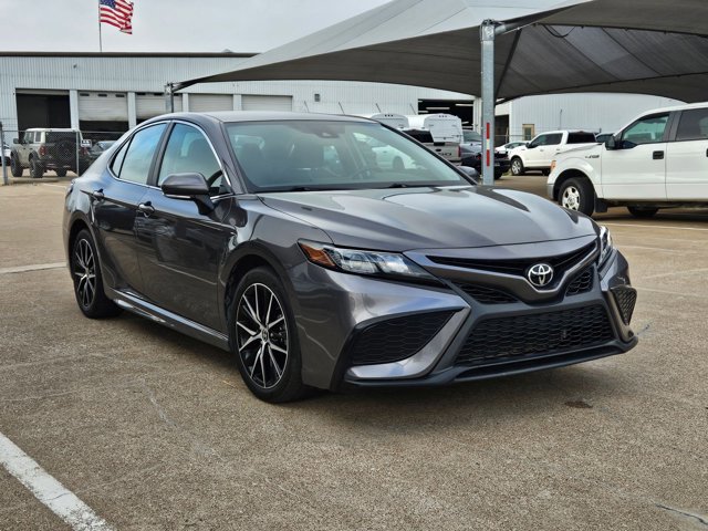 Used 2023 Toyota Camry SE image 3