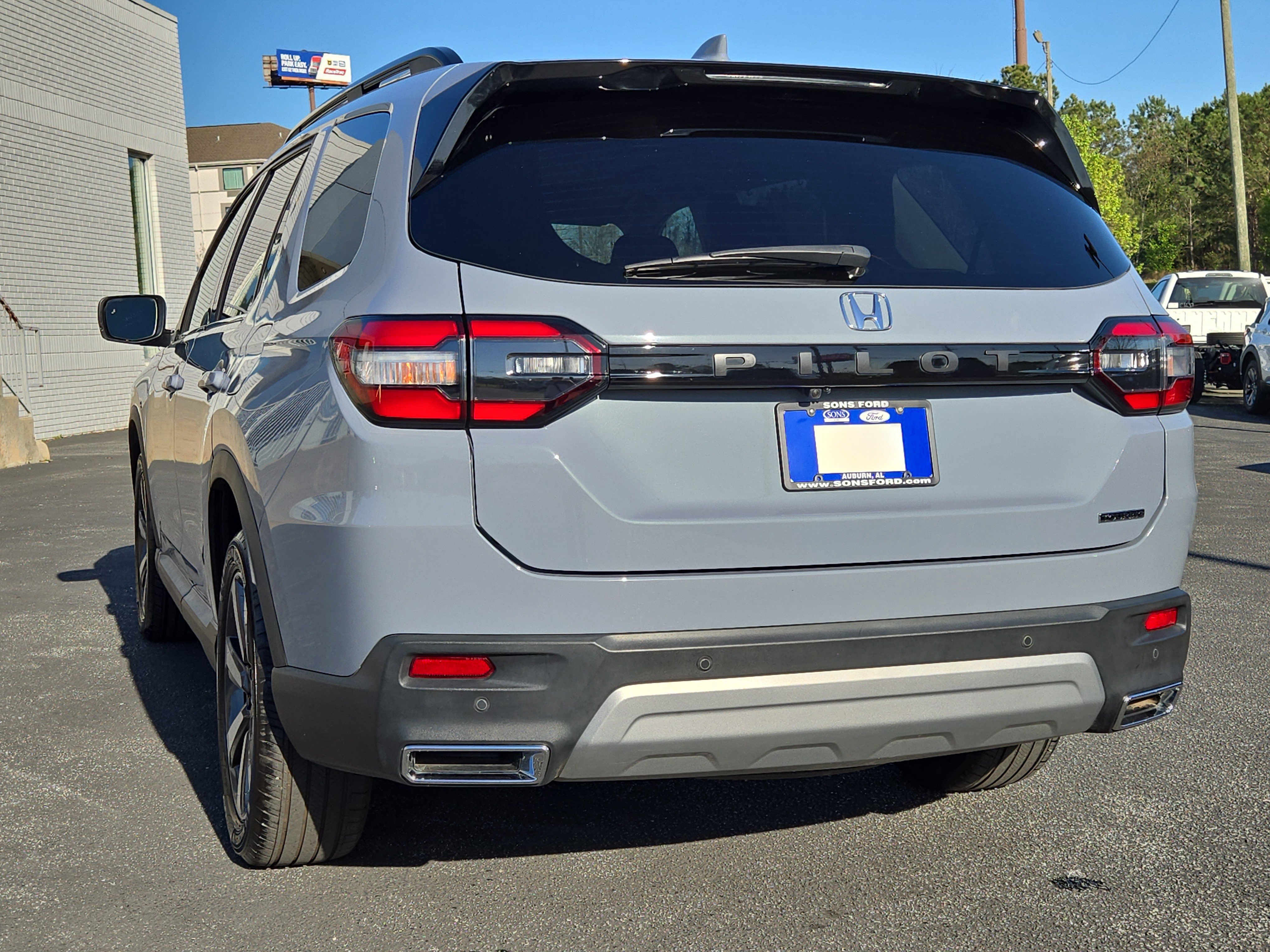 Used 2024 Honda Pilot Touring image 7