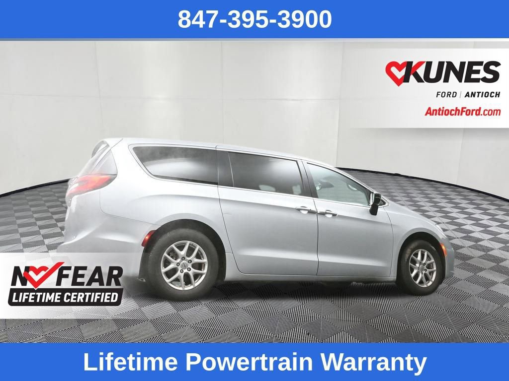 Used 2024 Chrysler Pacifica Touring-L image 20