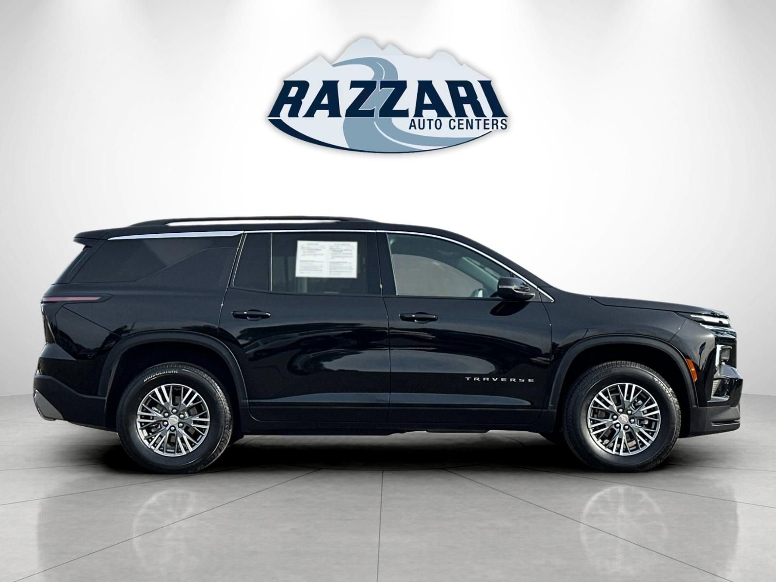 Used 2025 Chevrolet Traverse LT image 6