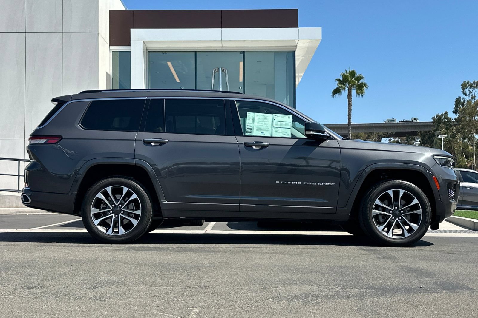 Used 2022 Jeep Grand Cherokee L Overland w/ Advanced Protech Group III AWD/4WD image 2
